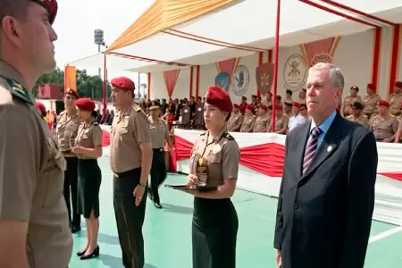 Fernando Rospigliosi preside ceremonia oficial en la Divisi�n de Emergencia de l