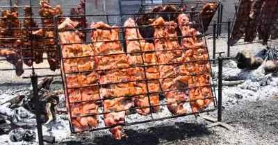 Taste Atlas califica al chancho al palo como una "obra maestra"