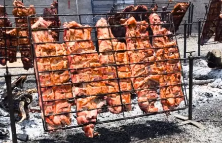 Taste Atlas califica al chancho al palo como una "obra maestra"