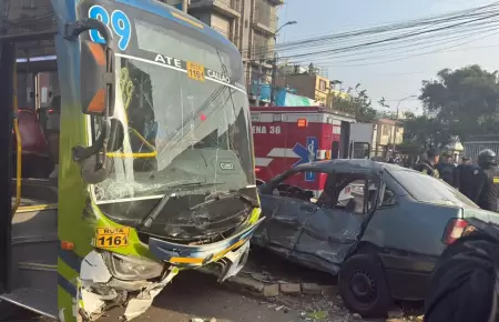 Bus y auto chocaron violentamente en Pueblo Libre dejando 15 heridos.