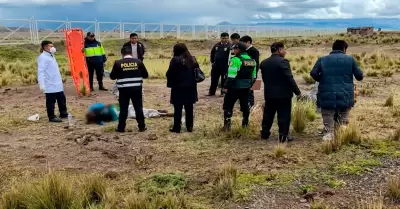 Peritos analizan evidencias en descampado pune�o.