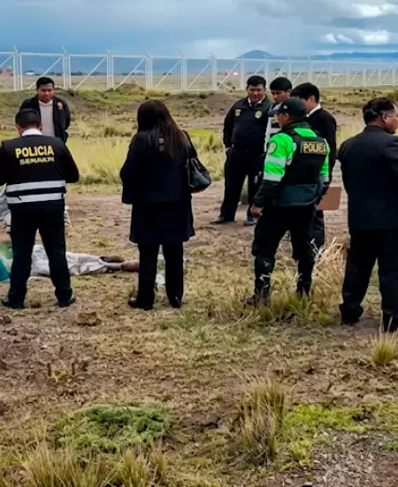 Peritos analizan evidencias en descampado pune�o.