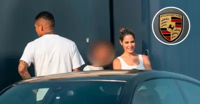 Paolo Guerrero y Ana Paula Consorte en concesionario de lujo.