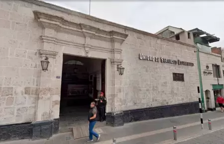 Peritos investigan muerte de polic�a local.