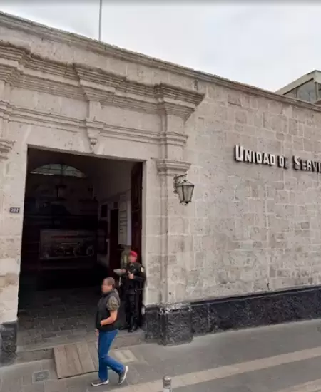 Peritos investigan muerte de polic�a local.