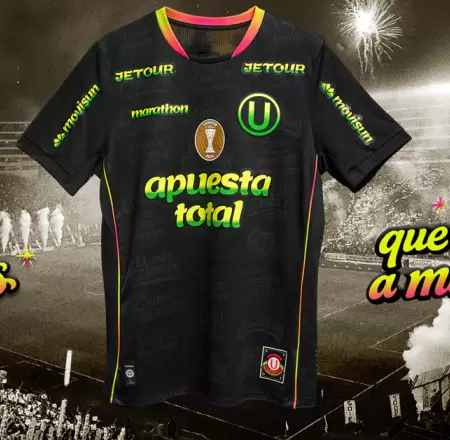 Universitario present� su nueva indumentaria para la actual temporada.
