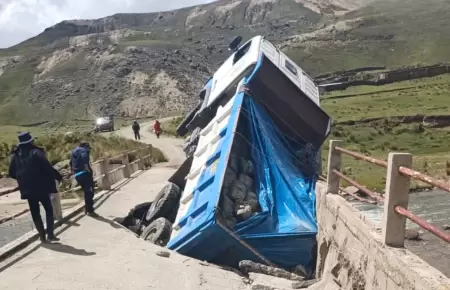 Grave colapso de puente vehicular en Arequipa tras fuertes lluvias.