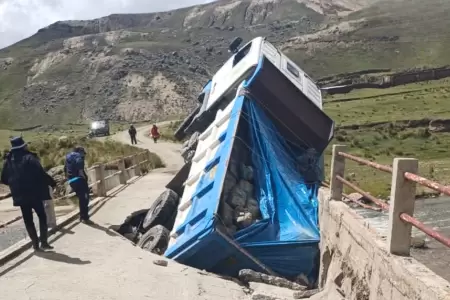 Grave colapso de puente vehicular en Arequipa tras fuertes lluvias.