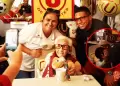 Abuelita de 102 a�os, hincha de la 'U', enternece las redes tras recibir visita inesperada de Edison Flores: "�'Orejitas'!"