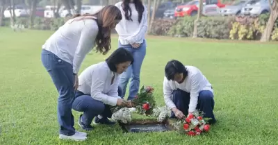 Keiko Fujimori visita la tumba de Alberto Fujimori