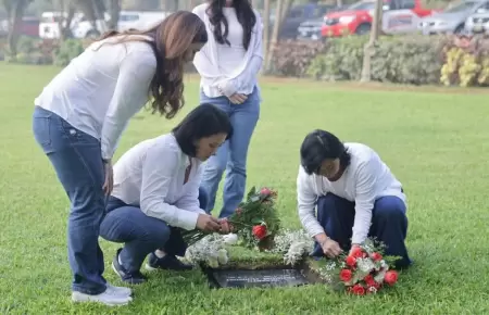 Keiko Fujimori visita la tumba de Alberto Fujimori