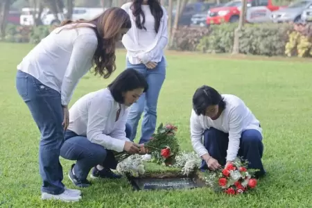 Keiko Fujimori visita la tumba de Alberto Fujimori