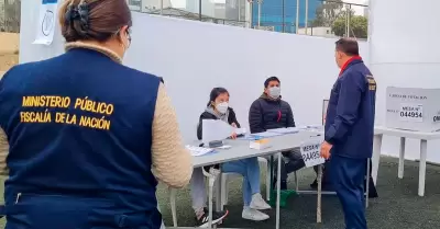 Fiscal�a supervisa incidencias por demora de material electoral.