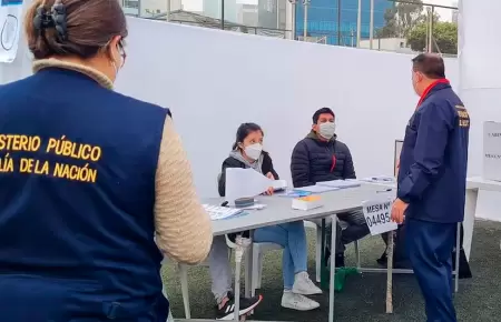 Fiscal�a supervisa incidencias por demora de material electoral.