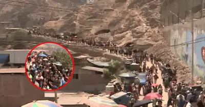 Electores forman kilom�trica cola en cerro de San Juan de Miraflores