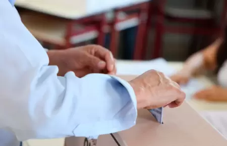 Miles de ciudadanos no han podido votar por falta del material electoral.