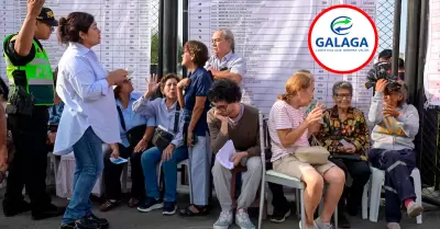 Ciudadanos esperan material electoral en Lima.