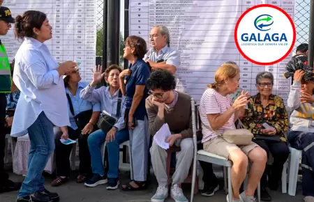 Ciudadanos esperan material electoral en Lima.