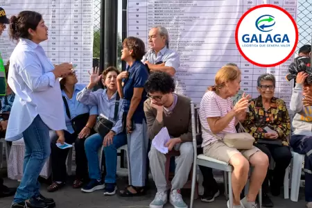 Ciudadanos esperan material electoral en Lima.