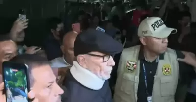 Ricardo Belmont reaparece con collar�n cervical tras no acudir a votar