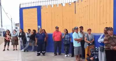 Ciudadanos llegaron a la I.E. Lara Bonilla, de Lur�n, a la espera de ejercer su