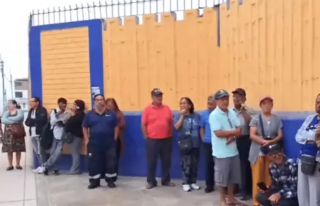 Ciudadanos llegaron a la I.E. Lara Bonilla, de Lur�n, a la espera de ejercer su