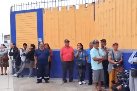 Ciudadanos llegaron a la I.E. Lara Bonilla, de Lur�n, a la espera de ejercer su