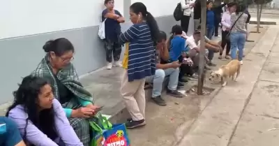 Se reportan largas colas en los exteriores de un colegio en SJM.