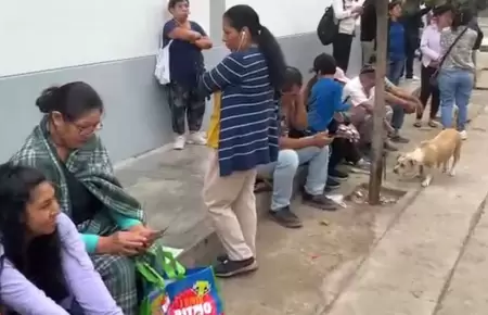 Se reportan largas colas en los exteriores de un colegio en SJM.