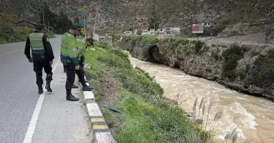 Familia entera pierde la vida al caer a r�o cuando iba a votar