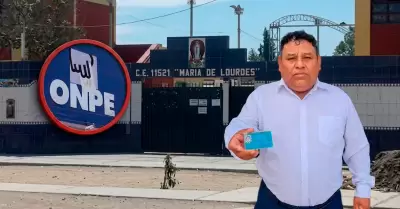 Ciudadano muestra DNI tras denuncia electoral.