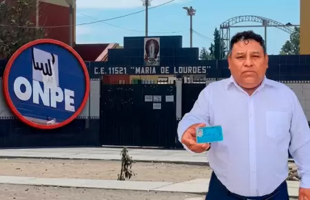 Ciudadano muestra DNI tras denuncia electoral.