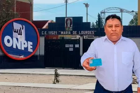 Ciudadano muestra DNI tras denuncia electoral.