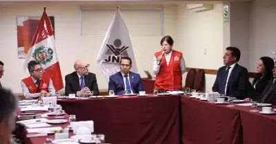 Jurado Nacional de Elecciones verificando material extranjero