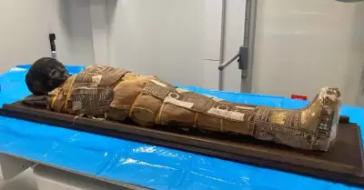 Momia con objeto oculto en el pecho