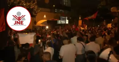 Candidatos y ciudadanos protestan frente al JNE