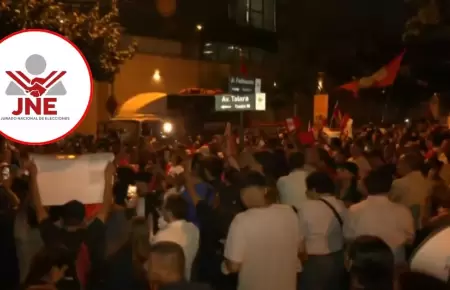 Candidatos y ciudadanos protestan frente al JNE