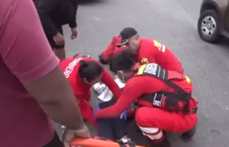 Mujer qued� herida tras choque de minivan con moto.