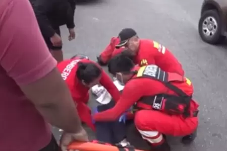 Mujer qued� herida tras choque de minivan con moto.