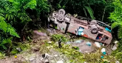 Autob�s cay� a barranco en Bolivia.