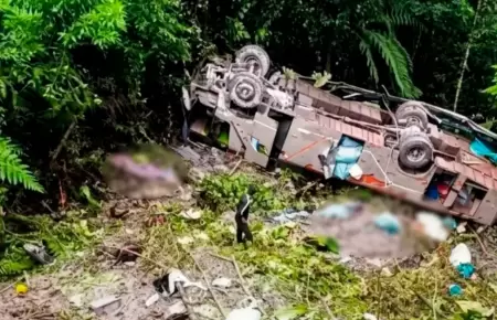 Autob�s cay� a barranco en Bolivia.