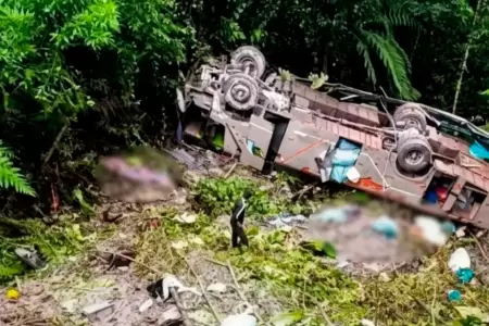 Autob�s cay� a barranco en Bolivia.