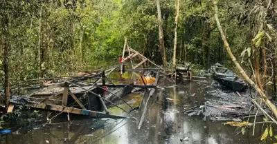 Marina de Guerra interviene y destruye balsa que era usada por la miner�a ilegal