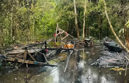 Marina de Guerra interviene y destruye balsa que era usada por la miner�a ilegal