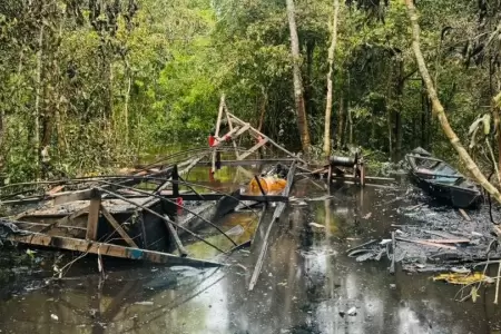 Marina de Guerra interviene y destruye balsa que era usada por la miner�a ilegal