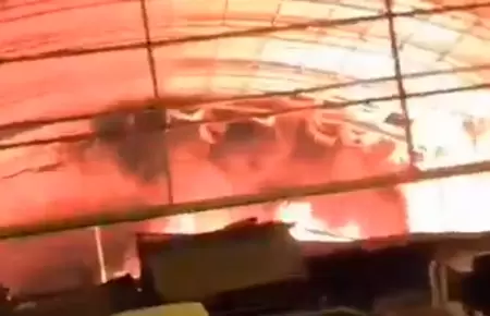 Incendio consume importante mercado de Villa El Salvador.