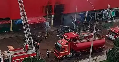 Incendio consume importante mercado de Villa El Salvador.
