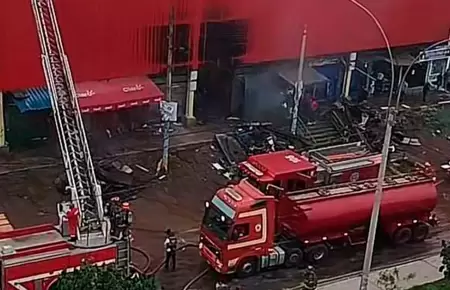 Incendio consume importante mercado de Villa El Salvador.