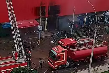 Incendio consume importante mercado de Villa El Salvador.