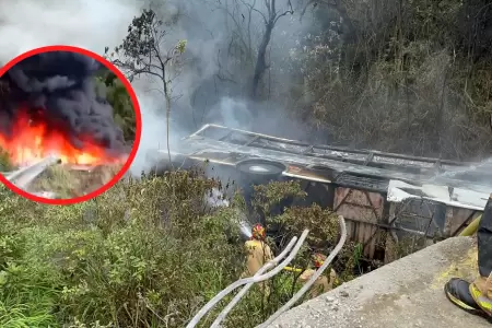 Accidente en Ecuador: Autob�s cay� a barranco y se incendi�.